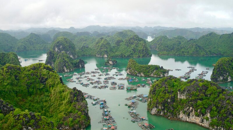 schwimmende Dörfer in der HaLong Bucht. – Bild: NDR/​Doclights GmbH/​Stephan Krasser