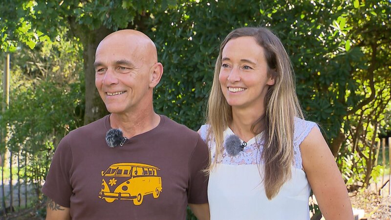 Holländisches Küstenfeeling im eigenen Garten – das wünschen Jeanette Blömen und Bodo Glomb. Wasser gibt es auf dem Grundstück bereits, fehlt nur noch die passende Dünenlandschaft. Frank Riese oder René Pütz bewerben sich um diesen Auftrag. Wer hat das bessere Konzept? – Bild: ZDF