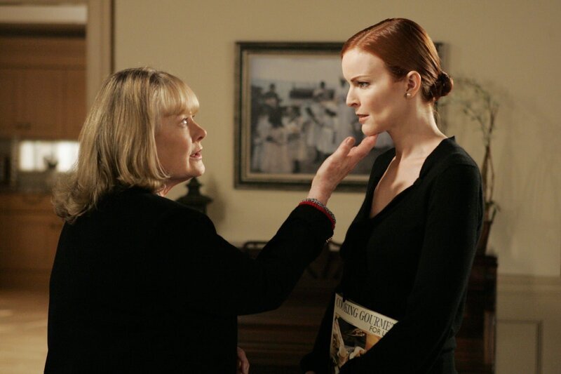 Brees Schwiegermutter Phyllis (Shirley Knight, l.) steigert sich immer mehr in die Trauer um ihren Sohn und bringt mit ihrem überdrehten Benehmen Bree (Marcia Cross, r.) fast um den Verstand …. – Bild: Craig Sjodin