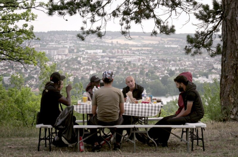 Eine Gruppe Jugendlicher aus der Banlieue nordwestlich von Paris will der Kriminalität den Rücken kehren. Der Sozialarbeiter und ehemalige Kriminelle Yazid (3.v.r.) hilft ihnen dabei. – Bild: Ladybirds Films