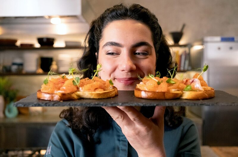 Lucie hat den gebeizten Lachs auf Brioche angerichtet. – Bild: Benjamin Wistorf