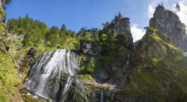 Der Schleifer Wasserfall in der Palfauer Wasserloch Klamm fuer ServusTV’s Heimatleuchten – Steiermark. – Bild: DF1
