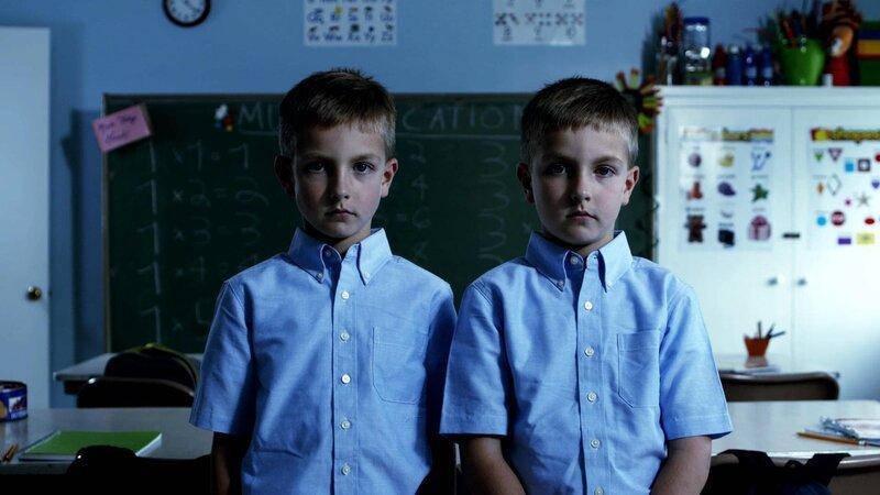 Young twins are in the classroom. – Bild: Discovery Communications, LLC.