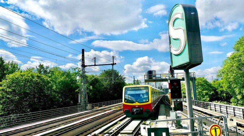 Ein Klassiker auf Schienen: Vor 100 Jahren, am 08. August 1924, fuhr die erste elektrifizierte S-Bahn durch Berlin. Seitdem sind die rot-gelben Wagen nicht mehr wegzudenken. Der Film erzählt von den Höhe- und Tiefpunkten aus der bewegten S-Bahngeschichte, blickt hinter die Kulissen des Fahrbetriebs zwischen Werkstatt und Leitzentrale und erzählt von den Menschen, die den Betrieb am Laufen halten. – S-Bahn im Tiergarten. – Bild: rbb/Thomas Zimolong Ein Klassiker auf Schienen: Vor 100 Jahren, am 08. August 1924, fuhr die erste elektrifizierte S-Bahn durch Berlin. Seitdem sind die rot-gelben Wagen nicht mehr wegzudenken. Der Film erzählt von den Höhe- und Tiefpunkten aus der bewegten S-Bahngeschichte, blickt hinter die Kulissen des Fahrbetriebs zwischen Werkstatt und Leitzentrale und erzählt von den Menschen, die den Betrieb am Laufen halten. – S-Bahn im Tiergarten. – Bild: rbb/Thomas Zimolong