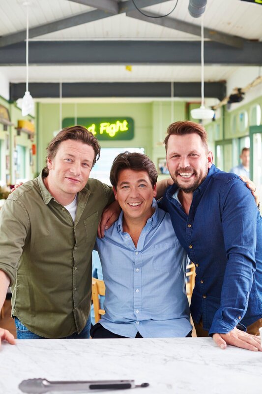 „Jamie & Jimmy’s Food Fight Club“, „Jakobsmuscheln an Bohnen mit Michael McIntyre.“ Der beliebte britische Comedian Michael McIntyre ist diesmal bei Jamie und Jimmy eingeladen. Zuerst präsentiert Jamie das Rezept für seinen ultimativen Hackbraten im Räucherspeck-Mantel mit Kartoffelpüree. Dann versucht sich Michael als Hilfskoch bei der Zubereitung von einem besonderen Gericht mit Jakobsmuscheln, das er mit seiner Frau Kitty zum ersten Date gegessen hat. Zudem stellt sich Jimmy der Herausforderung, selbst eine Hummer-Falle zu bauen.Im Bild (v.li.): Jamie Oliver, Michael McIntyre, Jimmy Doherty. – Bild: MG RTL D /​ ©2016 Jamie Oliver