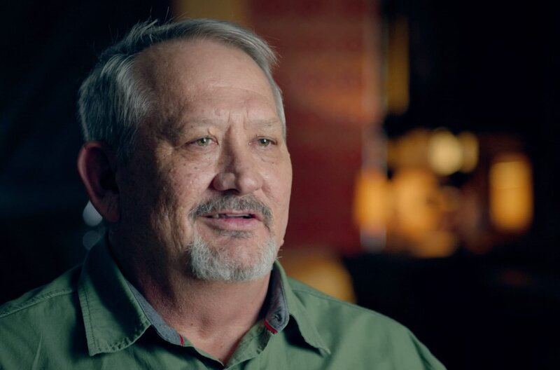 Als Sohn eines Polizisten erlebt Tollie Vreugdenburg unmittelbar, wie das Apartheidregime mit schwarzem Widerstand umgeht. – Bild: beetz brothers film production/​Storyscope