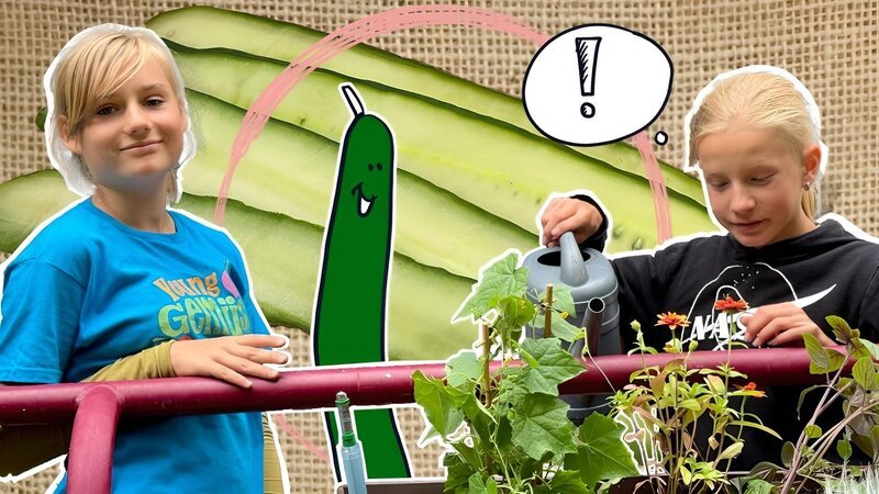 Mira zeigt Konrad, wie auf dem Balkon erfrischende Snackgurken wachsen. – Bild: KiKA/​bildpool Film- & Fernsehproduktion GmbH/​Harald Mohr