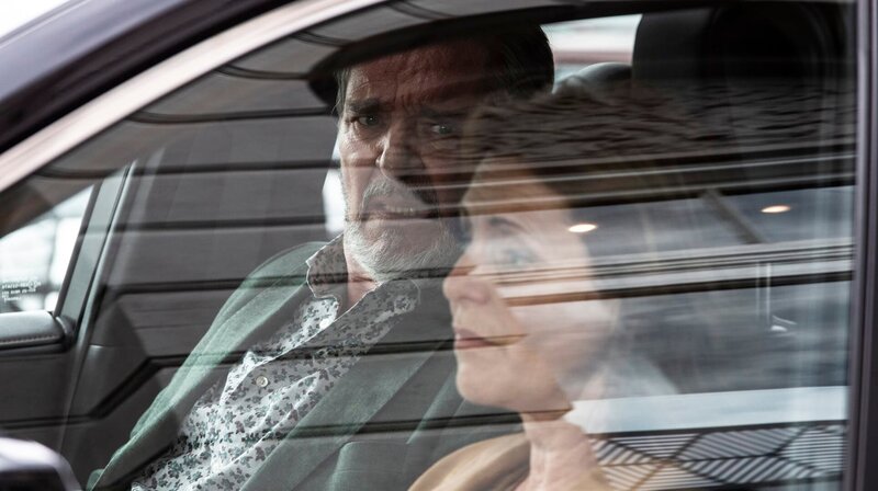 Kommissar Bäckström (Kjell Bergqvist) zweifelt, ob er seiner Ex Tina (Helen Sjöholm) trauen kann. – Bild: ARD Degeto/​Yellow Bird/​Cmore/​TV4/​Jonath Mathew