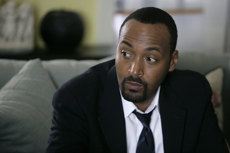 Der Mord an einem Psychiater beschert den Ermittlern Green (Jesse L. Martin) und seinem Kollegen eine Reihe von psychisch gestörten Verdächtigen, die befragt werden müssen. – Bild: Virginia Sherwood /​ /​© NBC Universal, Inc.