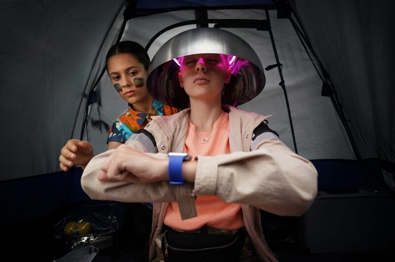 Prisha (Holly Simon, li.) schleicht sich in Ivankas Zelt, um ihre Hightech-Uhr zu stibitzen. Dort vermutet sie den Trainingsplan der Volkovs. – Bild: SWR/​Northern Pictures