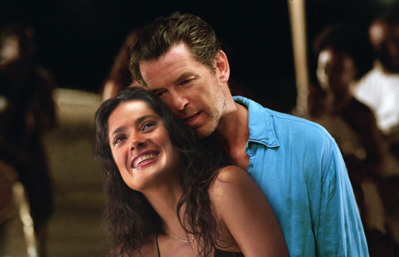 Max (Pierce Brosnan) und Lola (Salma Hayek) haben alles für einen angenehmen Lebensabend. Ihr letzter Coup war der Raub eines wertvollen Diamanten. Genug, um Jahre auf ihrer Trauminsel im Wohlstand zu leben. Wäre da nicht Ex-FBI-Ermittler Stan, der den beiden weiter nachstellt. – Bild: Warner Bros. Max (Pierce Brosnan) und Lola (Salma Hayek) haben alles für einen angenehmen Lebensabend. Ihr letzter Coup war der Raub eines wertvollen Diamanten. Genug, um Jahre auf ihrer Trauminsel im Wohlstand zu leben. Wäre da nicht Ex-FBI-Ermittler Stan, der den beiden weiter nachstellt. – Bild: Warner Bros.