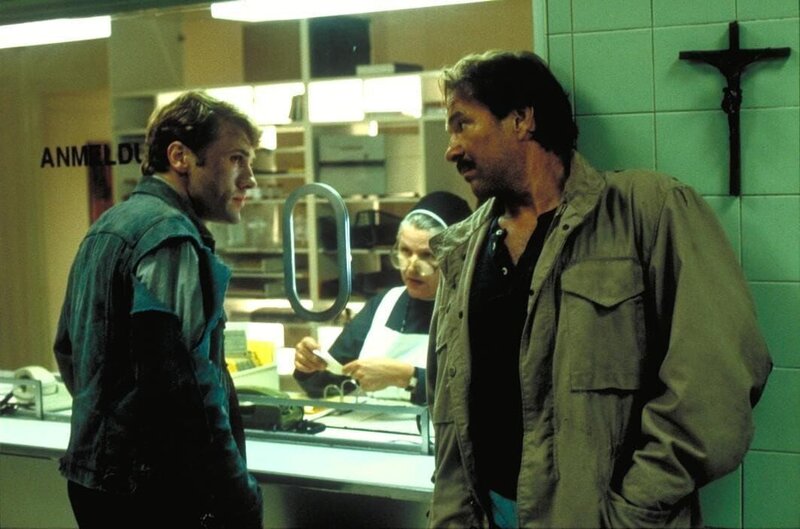 Klaus Mandel (Christoph Waltz, l.); Horst Schimanski (Götz George, r.) – Bild: Licensed by Bavaria Media GmbH