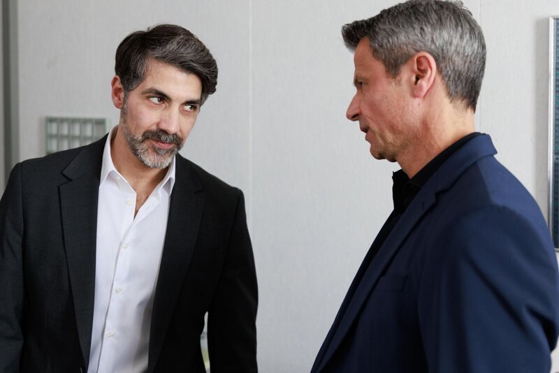 Ferhat (Harun Yildirim, l.) ermahnt Benedikt (Jens Hajek), Ute nicht wie eine Trophaee zu behandeln. – Bild: RTL /​ Sebastian Meyer
