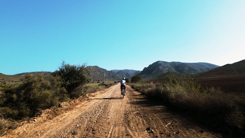 Nathalie auf dem Gravelbike. – Bild: ZDF und SRF/​NZZ Format