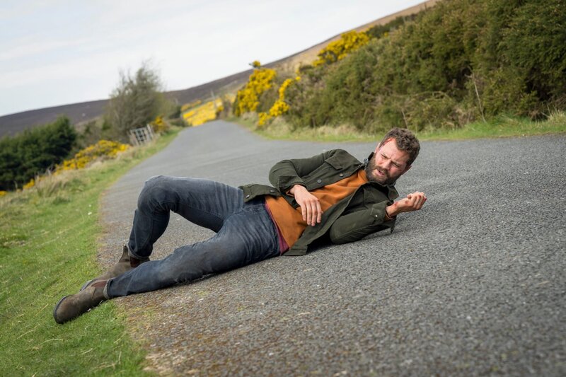 Elliot Stanley (Jamie Dornan) ist auf der Flucht vor maskierten Entführern. Wer will ihm dieses Mal ans Leder? – Bild: ZDF und Steffan Hill