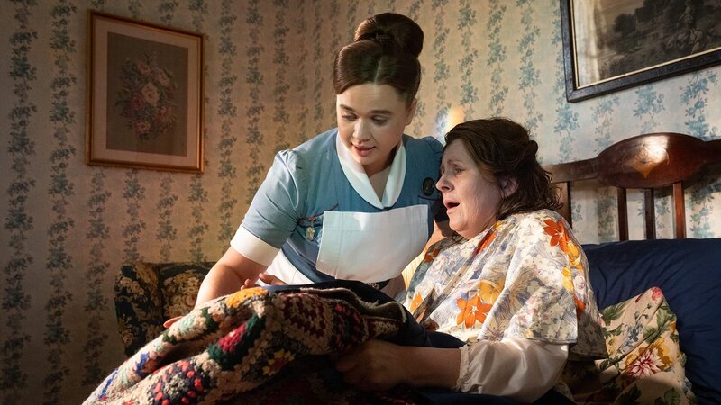 Nancy Corrigan (Megan Cusack, l.) – Bild: Neal Street Productions