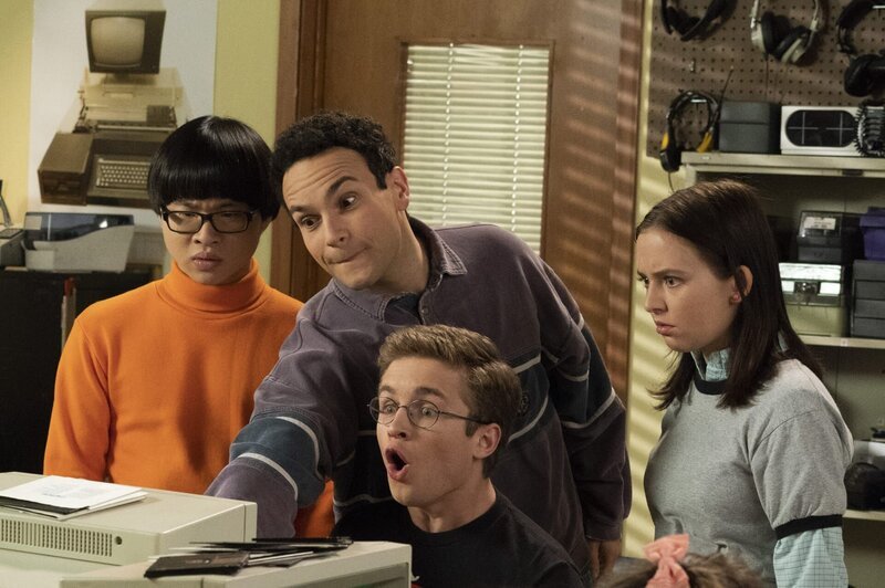 (v.l.n.r.) Dave Kim (Kenny Ridwan); Barry Goldberg (Troy Gentile); Adam Goldberg (Sean Giambrone); Jackie Geary (Alexis G. Hall) – Bild: Sony Pictures Television Inc. /​ Richard Cartwright