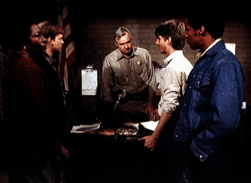 Verdie (Lynn Hamilton, l.) und Jason (Jon Walmsley, 2.v.l.) holen Jim Bob (David W. Harper, 2.v.r.) und Jody (Charles R. Penland) aus dem Gefängnis ab. Die beiden waren wegen groben Unfugs von Sheriff Walt (John Carter) festgenommen worden. – Bild: WARNER BROS. INTERNATIONAL TELEVISION