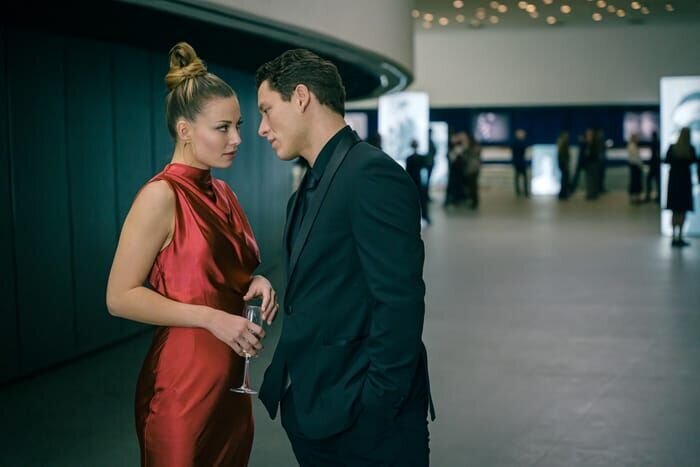 Lena Meckel als Elle und Malik Blumenthal – Bild: Amazon MGM Studios