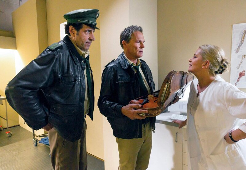 Hubert (Christian Tramitz, Mitte) und Staller (Helmfried von Lüttichau) erhoffen sich neue Beweise von Dr. Anja Licht (Karin Thaler). – Bild: ARD/​TMG/​Chris Hirschhäuser