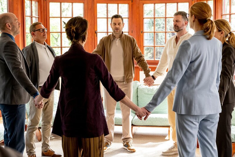 Kommissar Jonas Fischer (Lukas Piloty, M.) nimmt undercover an einem Coaching-Seminar von Hajo Hainer (Simon Böer, 3.v.r.) teil. (Komparsen im Bild) – Bild: ZDF und Martin Rottenkolber