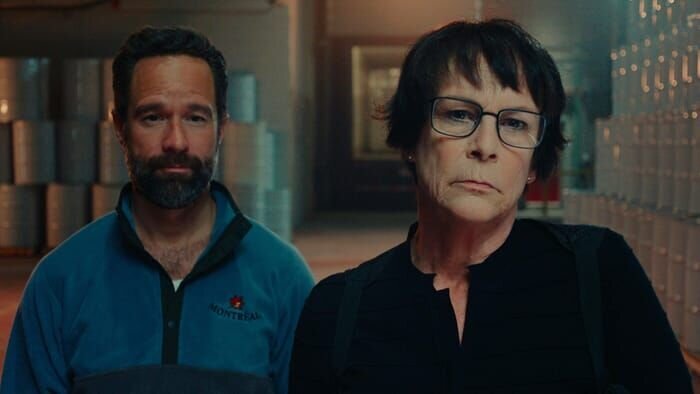 Chris Diamantopoulos als Mike Byrne, Jamie Lee Curtis – Bild: Amazon MGM Studios