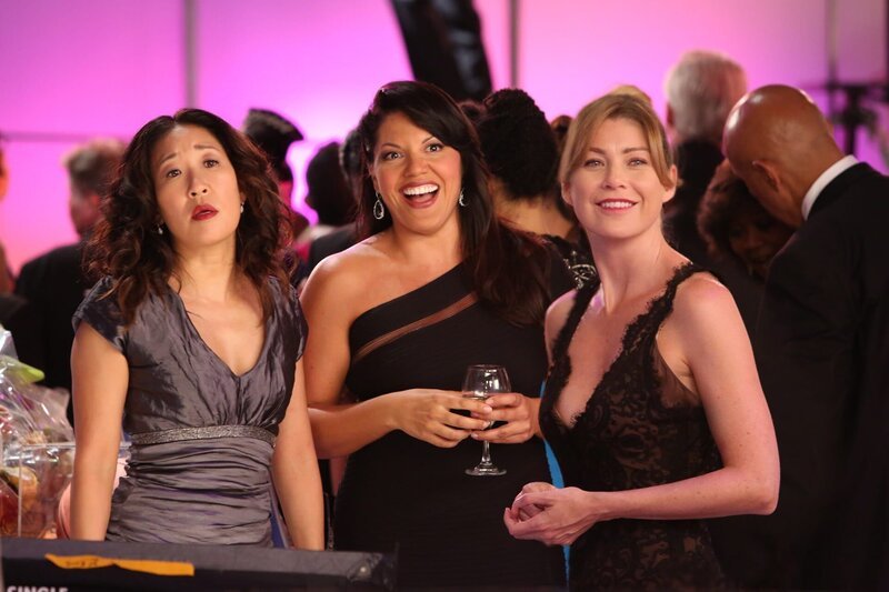 Das Krankenhaus veranstaltet eine Spendengala, um die Schäden, welcher der Sturm verursacht hat, abdecken zu können. Während Meredith (Ellen Pompeo, r.) verzweifelt nach Sponsoren sucht und sich Callie (Sara Ramirez, M.) als Witwe ausgibt, muss Christina (Sandra Oh, l.) überraschend ins Krankenhaus … – Bild: American Broadcasting Companies, Inc.