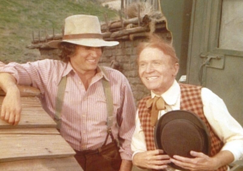 Auch Charles (Michael Landon, l.) freut sich über die Kunststücke des Mr. O’ Hara (Red Buttons, r.). – Bild: Worldvision