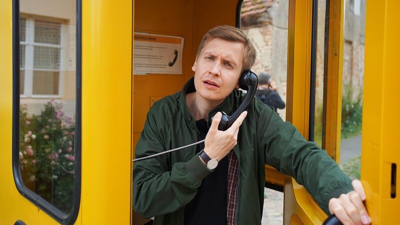 Von wegen Digitalisierung: Im brandenburgischen Paretz greift Till Reiners auf die gute, alte Telefonzelle zurück. – Bild: ZDF und Frederic Boegel
