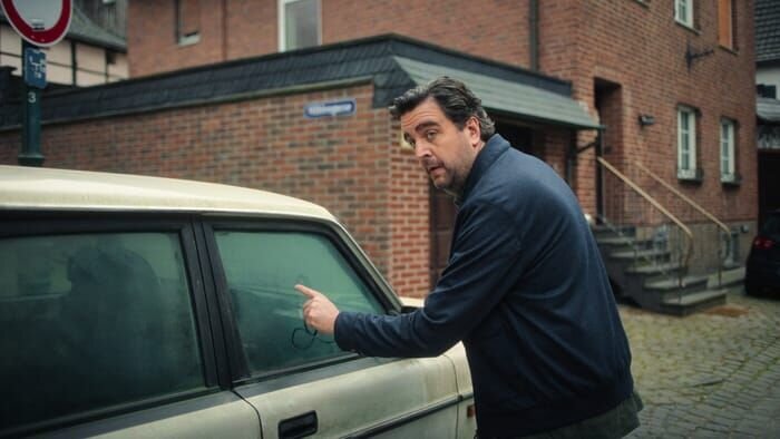 Bastian Pastewka als Ralf Hartmann – Bild: Amazon MGM Studios