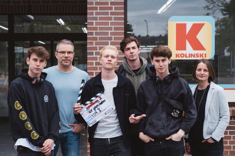 Titus (Bruno Alexander, vorne 2.v.l.) – Bild: Amazon