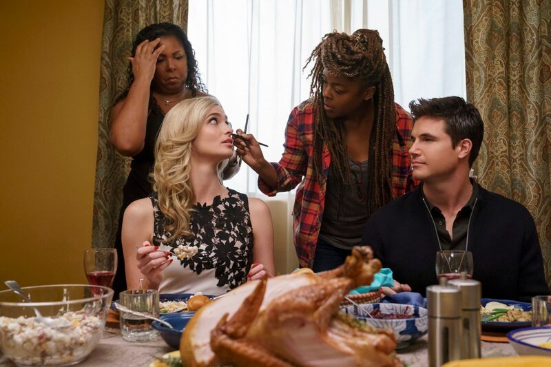 Approved by Allegra Rose Edwards (Finalized) Robbie Amell (Finalized) – Bild: Amazon Studios