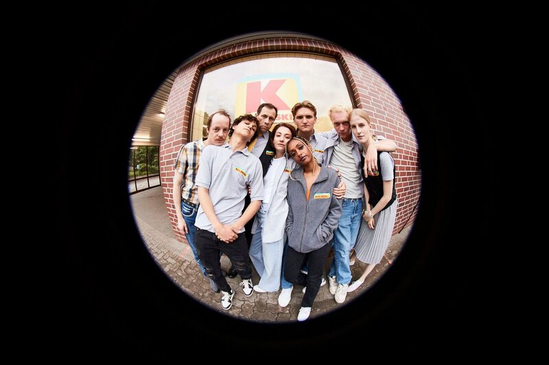 Lisa (Lisa-Marie Koroll, vorne, M.), Titus (Bruno Alexander, hinten 2.v.r.), Thorsten (Marc Hosemann, hinten 2.v.l.) – Bild: SONJA TOBIAS /​ sonjatobias.de