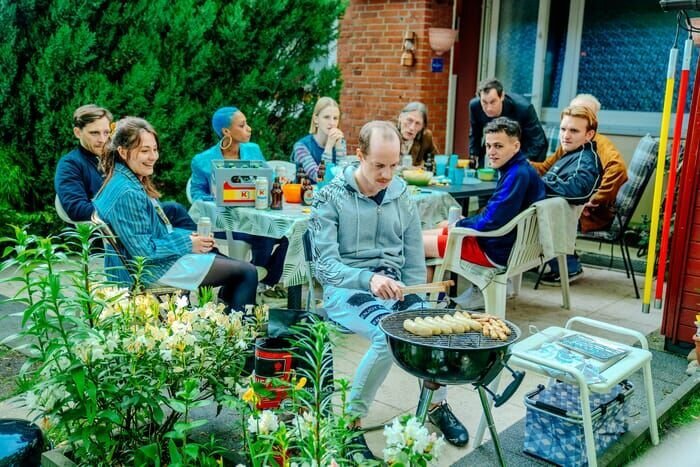 Vorne: Jonas (Merlin Sandmeyer) – Bild: Amazon