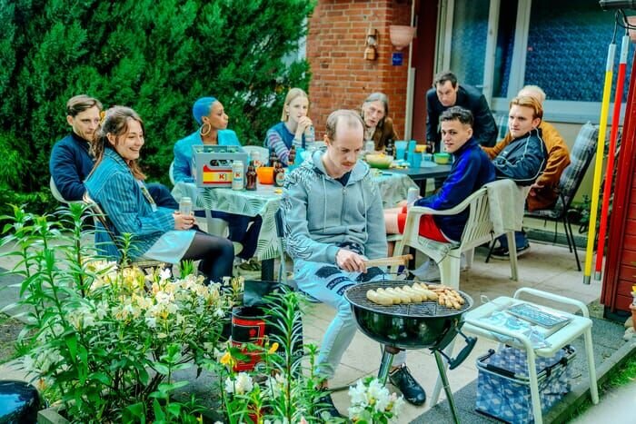 Vorne: Jonas (Merlin Sandmeyer) – Bild: Amazon