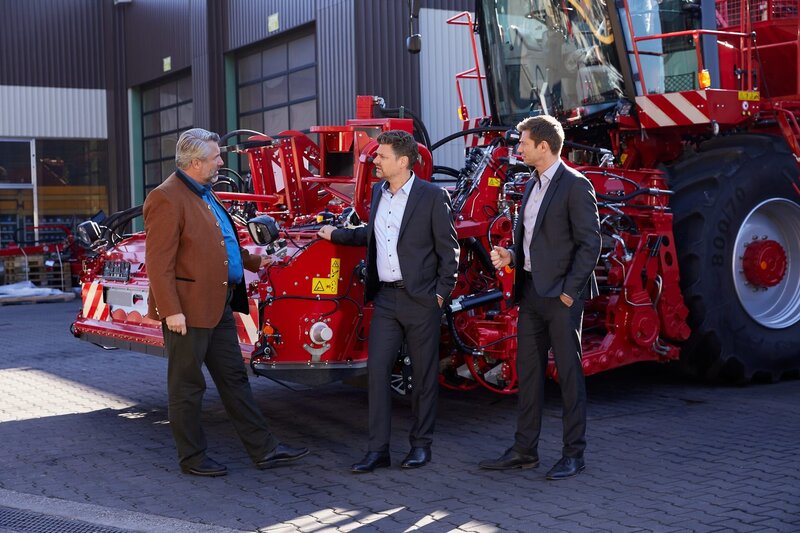 Bernd Hofmeister (Markus Baumeister, M.), wird von den Kommissaren Hansen (Igor Jeftic, r.) und Stadler (Dieter Fischer, l.) zum Tod von Jan Prebitz befragt. – Bild: ZDF und BOJAN RITAN