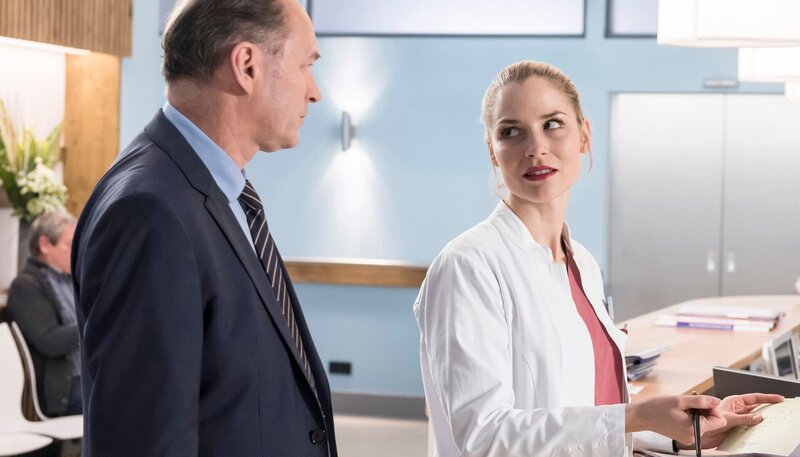 Das Wetter in Erfurt ist seit Tagen schlecht. Dementsprechend gibt es viele Unfälle und Verletzte. Das Klinikpersonal ist rund um die Uhr im Einsatz und Wolfgang Berger (Horst Günter Marx, l.) macht sich Sorgen um seine Tochter Julia (Mirka Pigulla, r.). Sie sieht so blass und müde aus. – Bild: ARD/​Jens Ulrich Koch