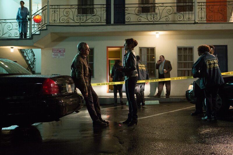 Bosch Staffel 1 Folge 6 Derselbe Täter, ein neuer Tatort: Titus Welliver als Harry Bosch (vorne l.), Amy Aquino als Lieutenant Grace Billets (vorne 2.v.l.) – Bild: SRF/​Amazon Studios