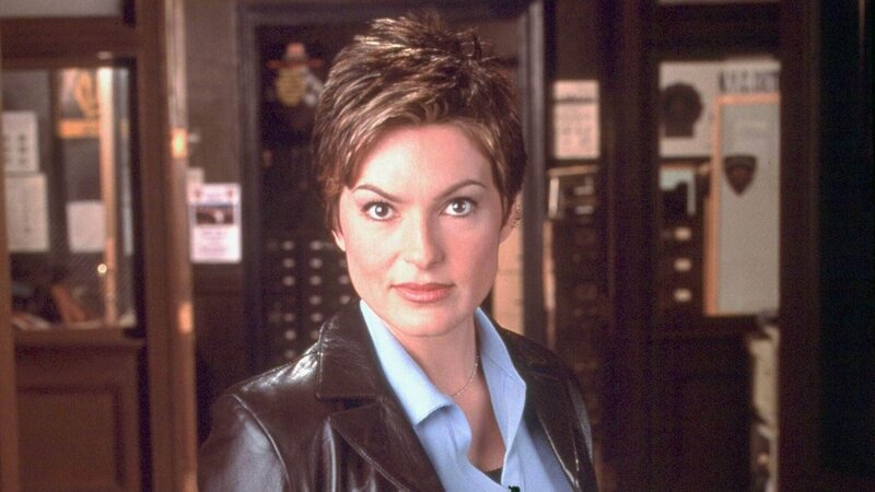Ein junges Mädchen wird ermordet und verbrannt, ihre Leiche wird vom Dach eines Hauses gestoßen. Detective Olivia Benson (Mariska Hargitay) verdächtigt zunächst einen wegen mehrfachen Mordes und Vergewaltigung vorbestraften Mann. Die Verwendung des sendungsbezogenen Materials ist nur mit dem Hinweis und Verlinkung auf TVNOW gestattet. – Bild: RTL /​ NBC