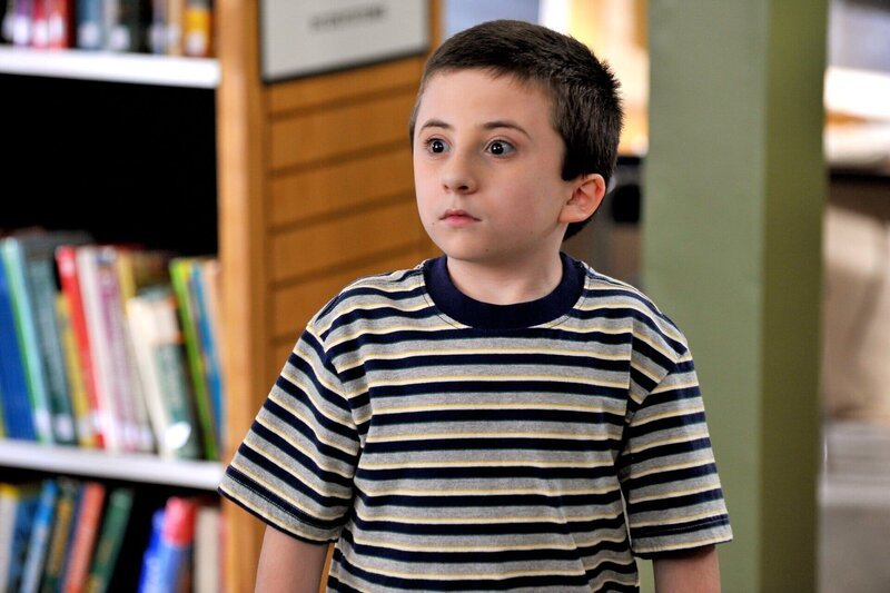 Während Brick (Atticus Shaffer) um die Versetzung kämpfen muss, soll Axl angeblich intelligenter sein als zunächst angenommen … – Bild: Warner Brothers Lizenzbild frei