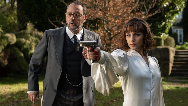 L-R: Héctor (Jean Reno) und Marina Quiroga (Aura Garrido) – Bild: Amazon Studios