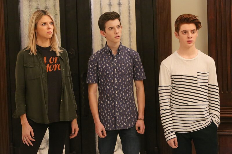 Ihre Sportwetten werden Mick (Kaitlin Olson, l.), Dylan (Griffin Gluck, M.) und Chip (Thomas Barbusca, r.) zum Verhängnis … – Bild: Fox