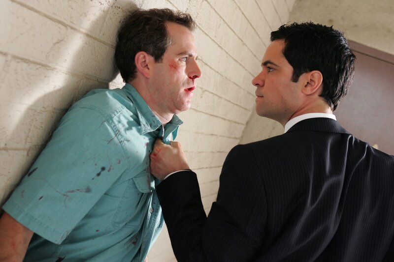 Detective Scott Valens (Danny Pino, r.) muss bei Bob (Christopher Goodson, l.) wohl eine deutlichere Sprache sprechen … – Bild: Warner Bros. Television