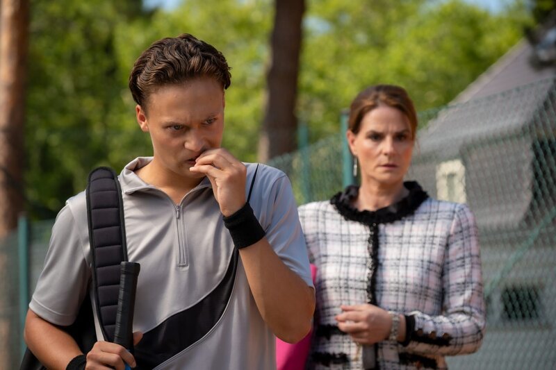 Hatten Tennisschüler Kevin oder die Präsidentin des Tennisclubs, Regine Knobelsdorf, einen Grund, Tennislehrer Tobias Müller zu ermorden? – Bild: ZDF und Conny Klein