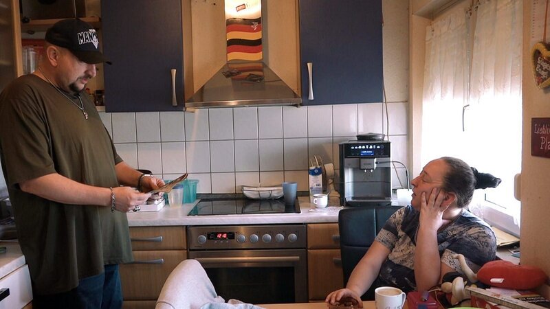 Sascha und Petra sind aktuell arbeitslos und leben von Hartz IV. Demnach muss die Kleinfamilie mit zwei Töchtern genau planen, wie man durch den Monat kommt, ohne dass es am Ende an etwas fehlt.. – Bild: RTLZWEI, UFA SHOW & FACTUAL