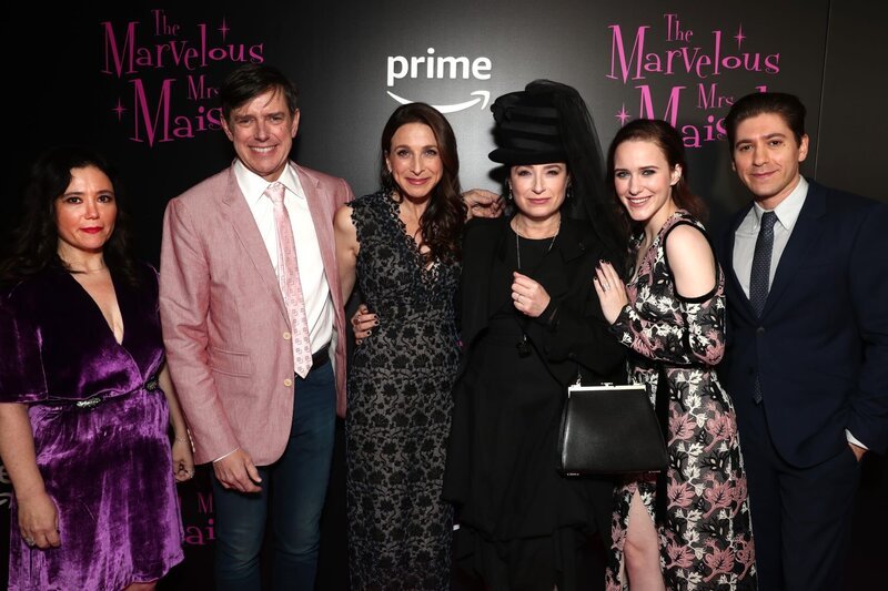 (L-R) Alex Borstein, Director Daniel Palladino, Marin Hinkle, Director Amy Sherman-Palladino, Rachel Brosnahan und Michael Zegen attend „The Marvelous Mrs. Maisel“ Premiere. – Bild: Amazon Studios