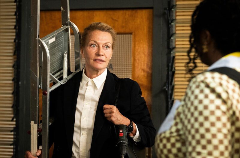 Kruppka (Karen Böhne, l.) im Gespräch mit Lena (Romy Vreden, r.). – Bild: ARD/​Martin Valentin Menke