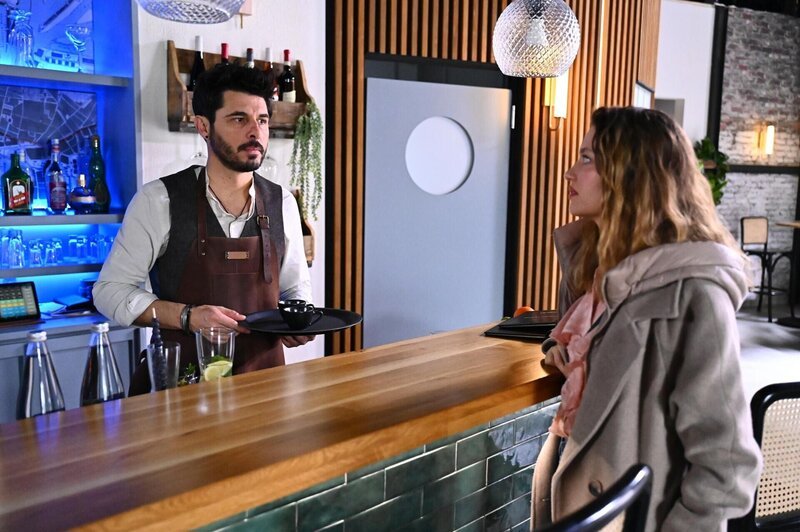 Nathalie (Amrei Haardt) belastet Matteos (Riccardo Angelini) Abweisung. – Bild: RTL /​ Julia Feldhagen