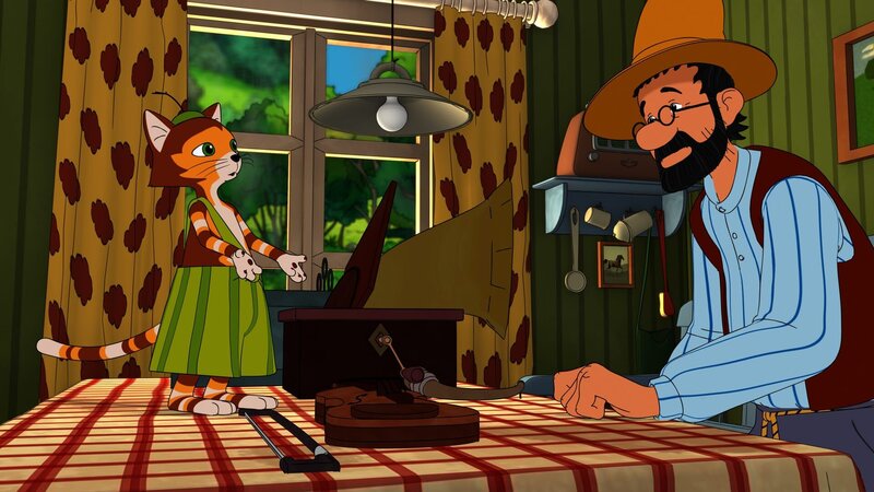 Pettersson steht in der Küche und streicht mit einem selbstgebauten Bogen über die Saiten einer Violine. Sein Gesichtsausdruck ist dabei etwas verklärt. – Bild: ZDF und Edel Germany GmbH