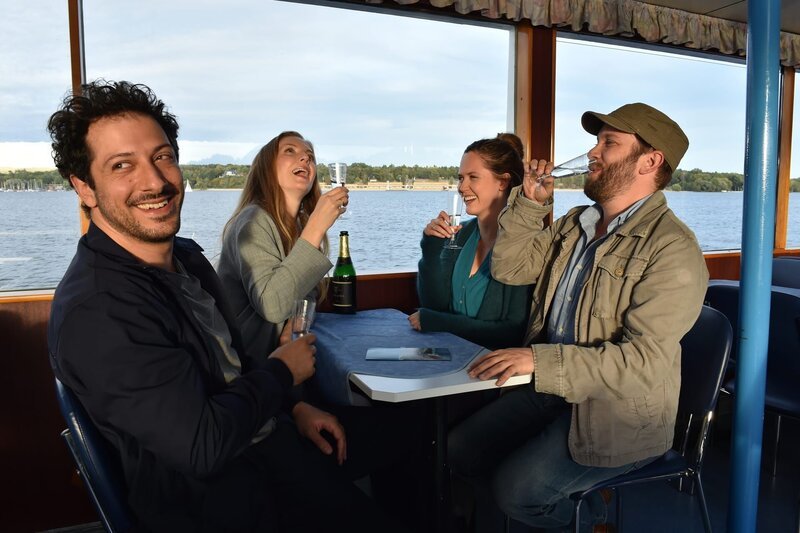 (v.l.n.r.) Fahri (Fahri Yardim); Pheline (Pheline Roggan); Christian (Christian Ulmen); Emily (Emily Cox) – Bild: ProSieben /​ André Kowalski